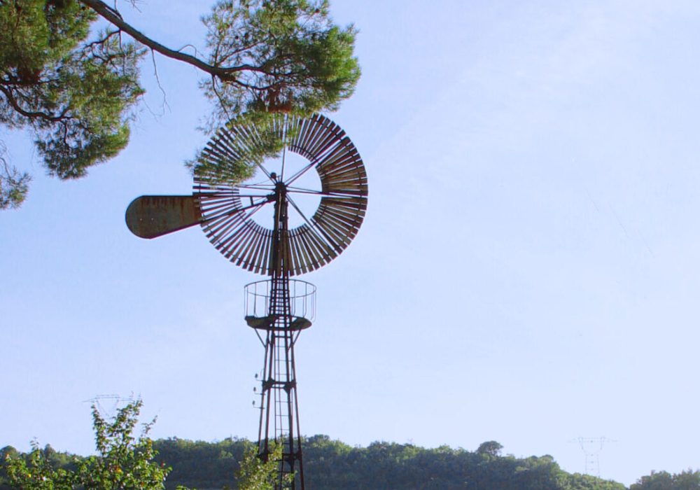 L'éolienne présente au sein du Domaine et qui permet d'approvisionner le Domaine en eau potable.